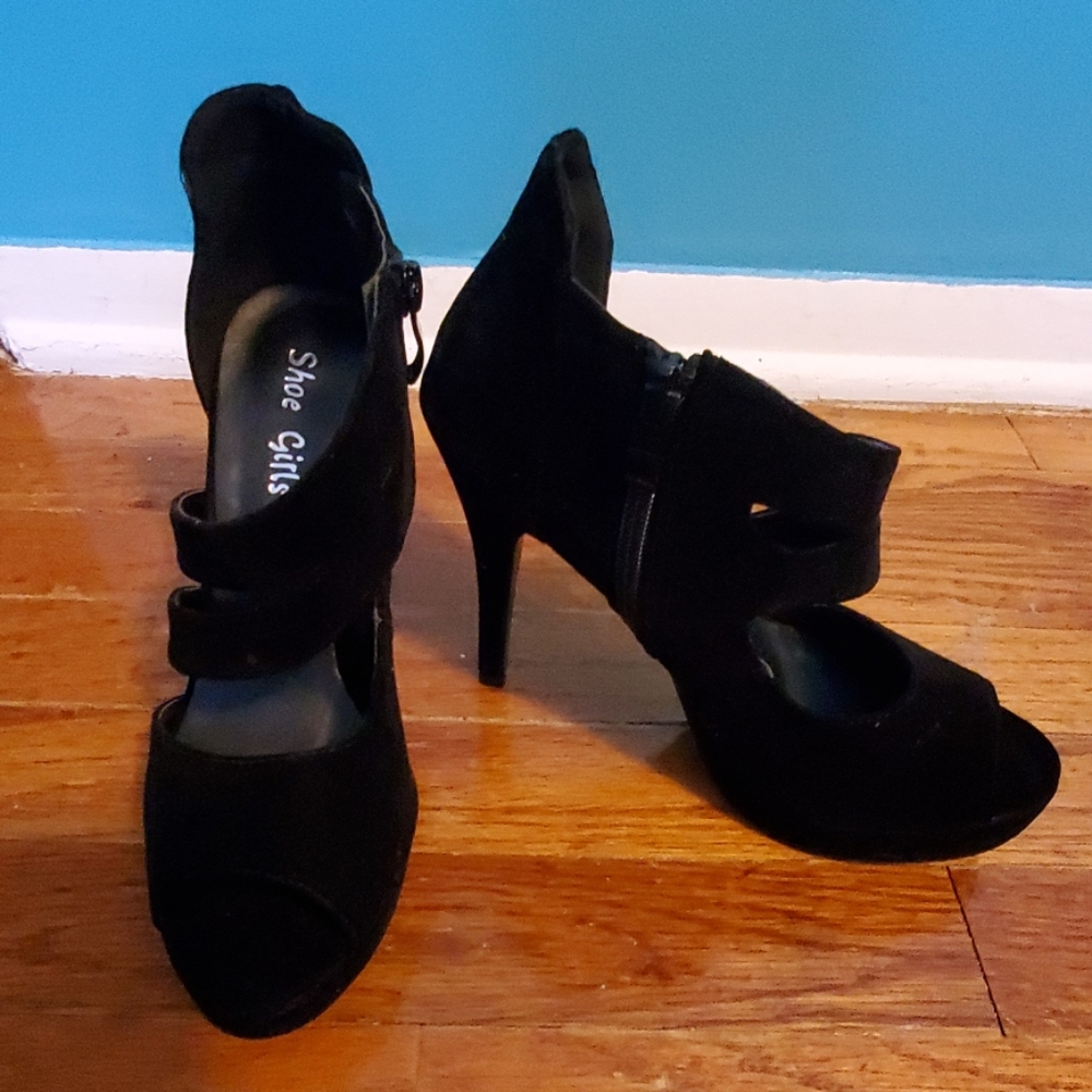 Shoes - Picture 2 of 3